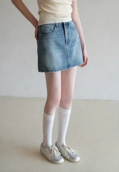 Denim mini skirt with frayed hem and front pockets