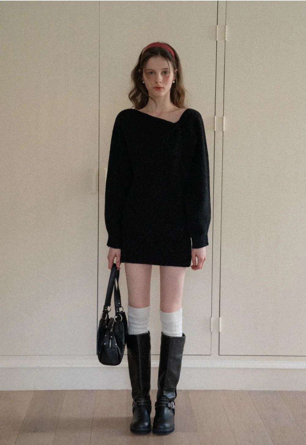 Elegant knit dress with long sleeves and round neckline