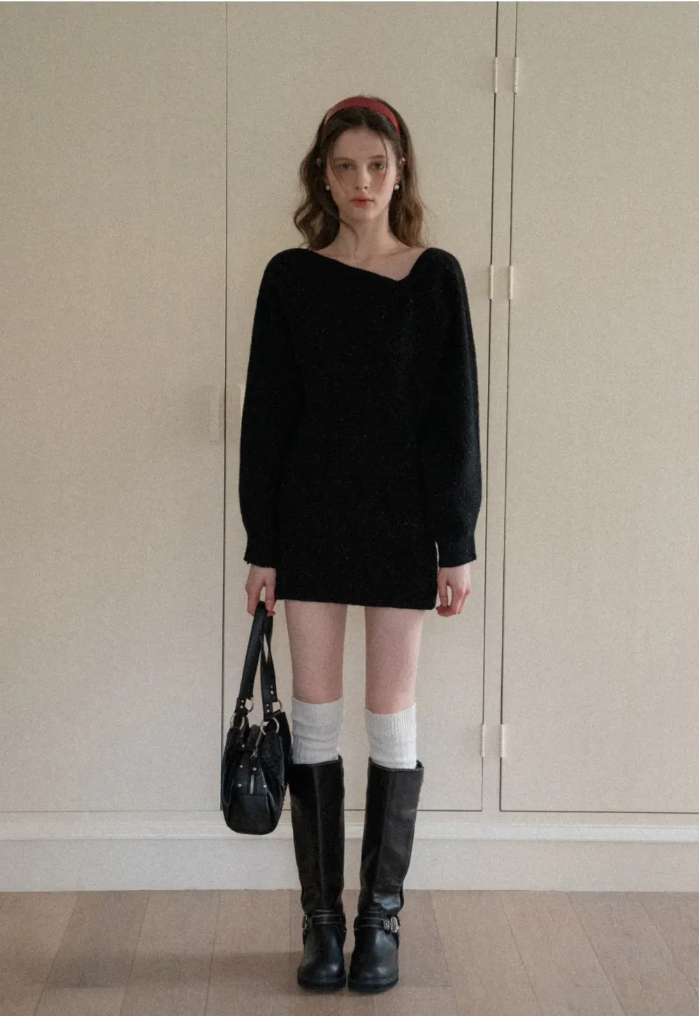 Elegant knit dress with long sleeves and round neckline