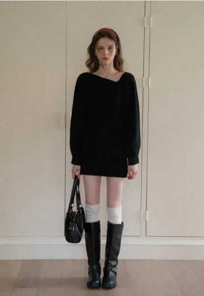 Elegant knit dress with long sleeves and round neckline