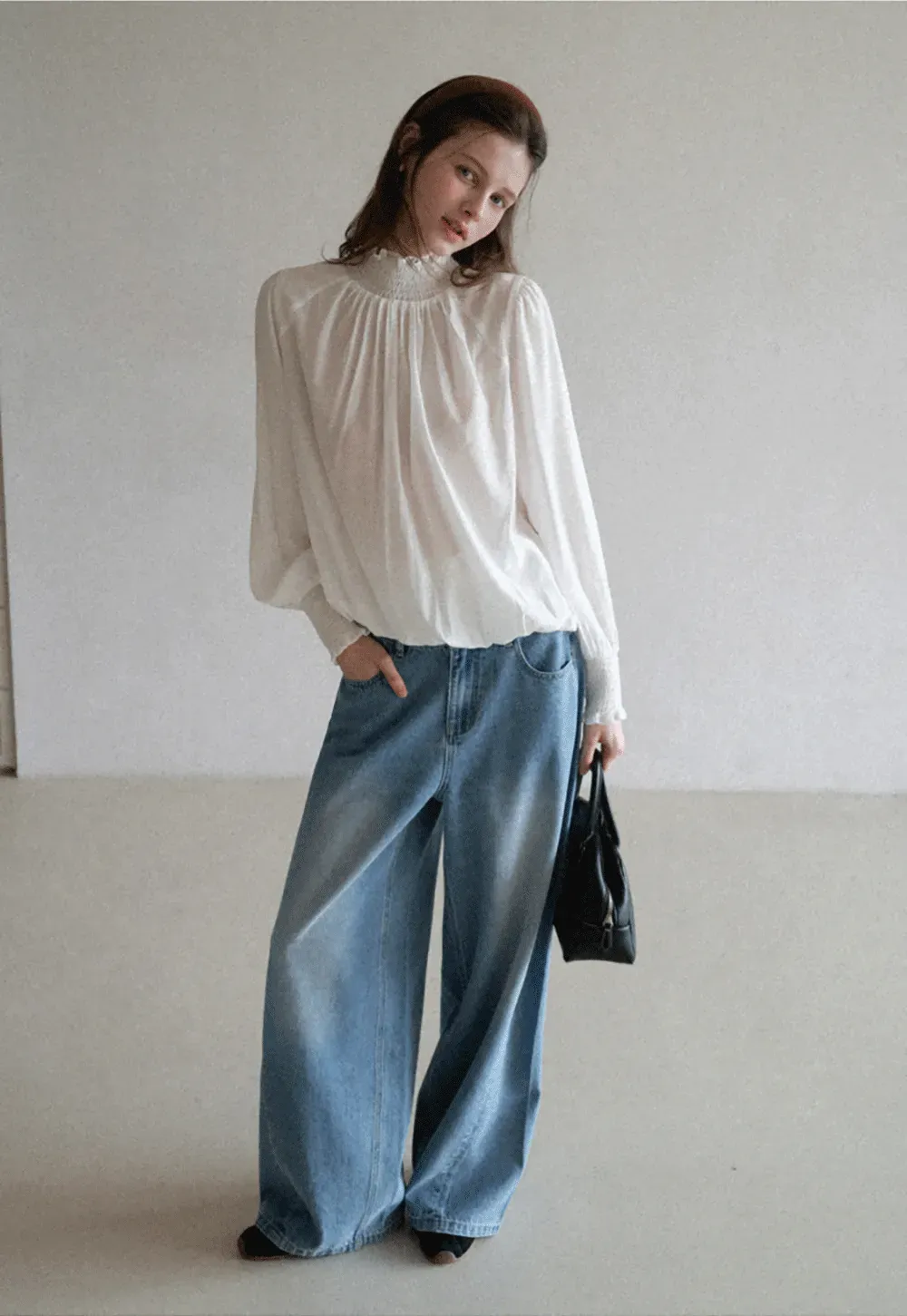 Wide leg denim jeans with high waist design