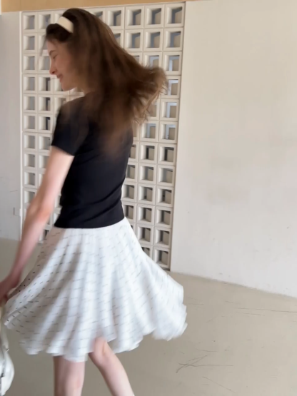 Polka dot pleated skirt with elastic waistband