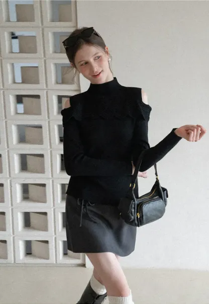 A-line mini skirt with front zipper closure