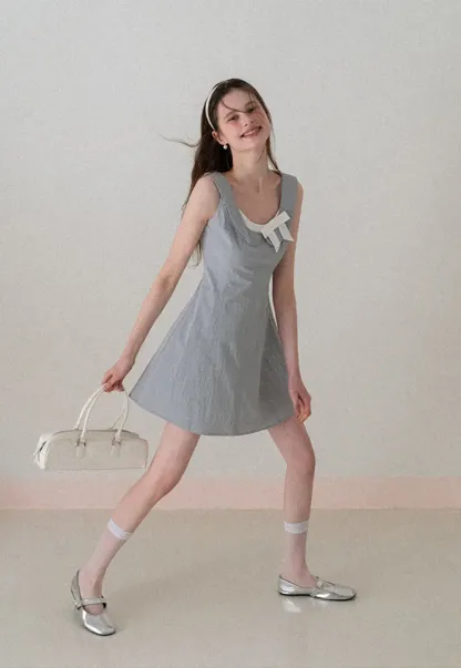 Sleeveless dress with Peter Pan collar and bow detail