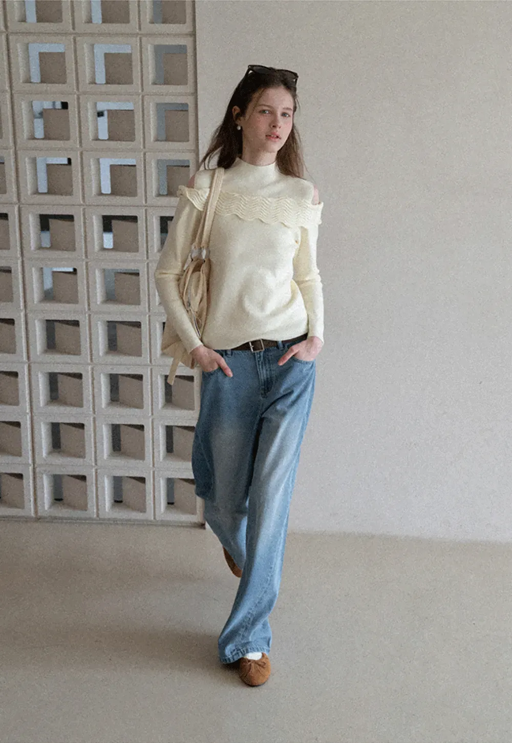 Wide leg denim jeans with high waist design