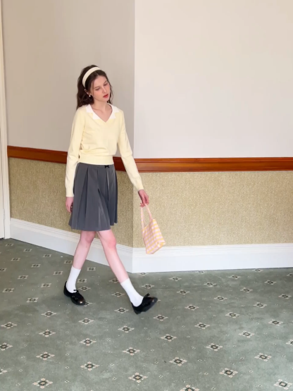 V Neck Knit Sweater with Contrast Collar