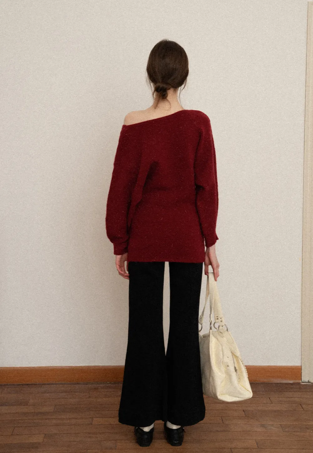 Elegant knit dress with long sleeves and round neckline