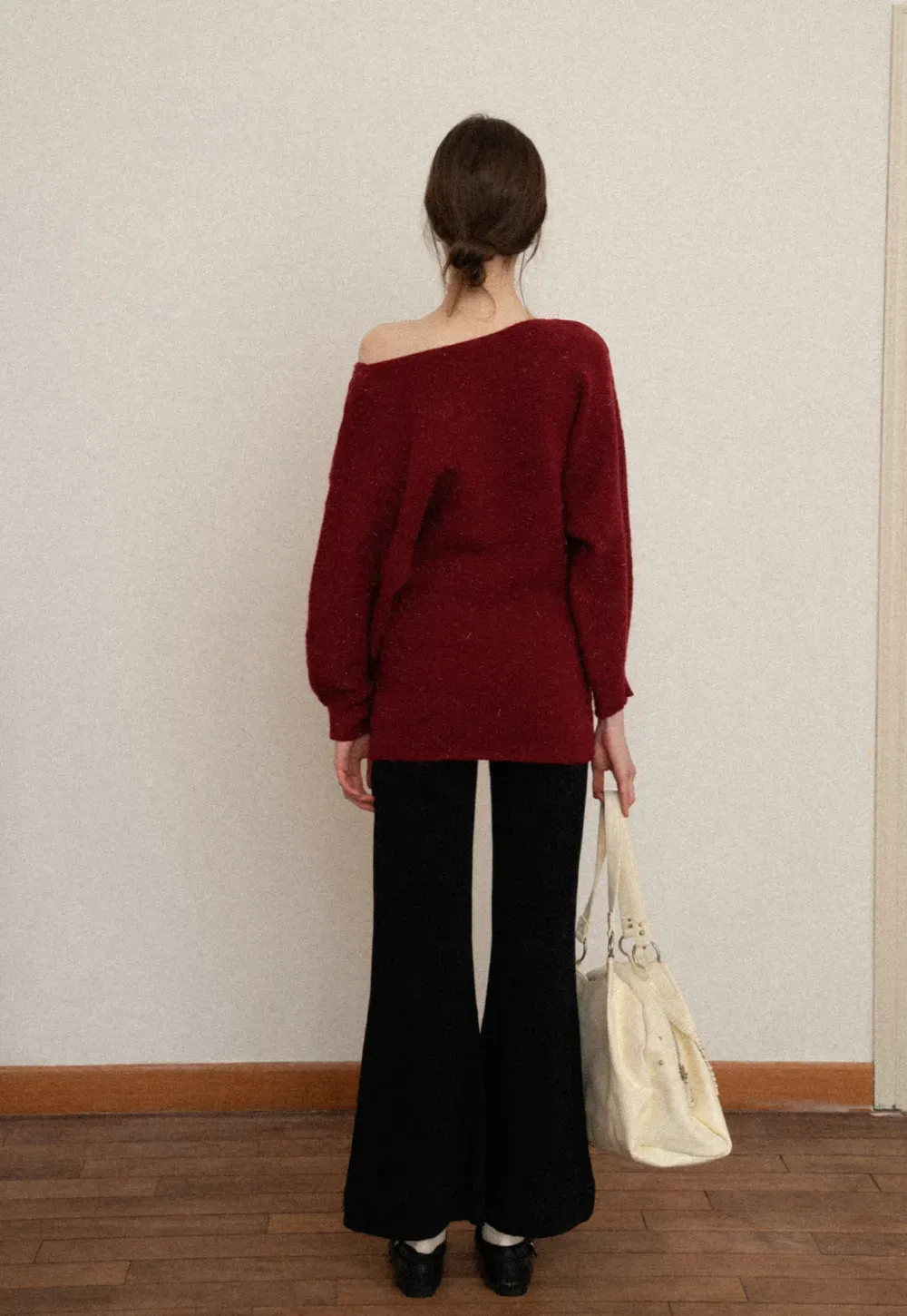 Elegant knit dress with long sleeves and round neckline