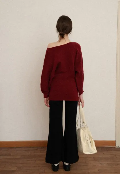 Elegant knit dress with long sleeves and round neckline