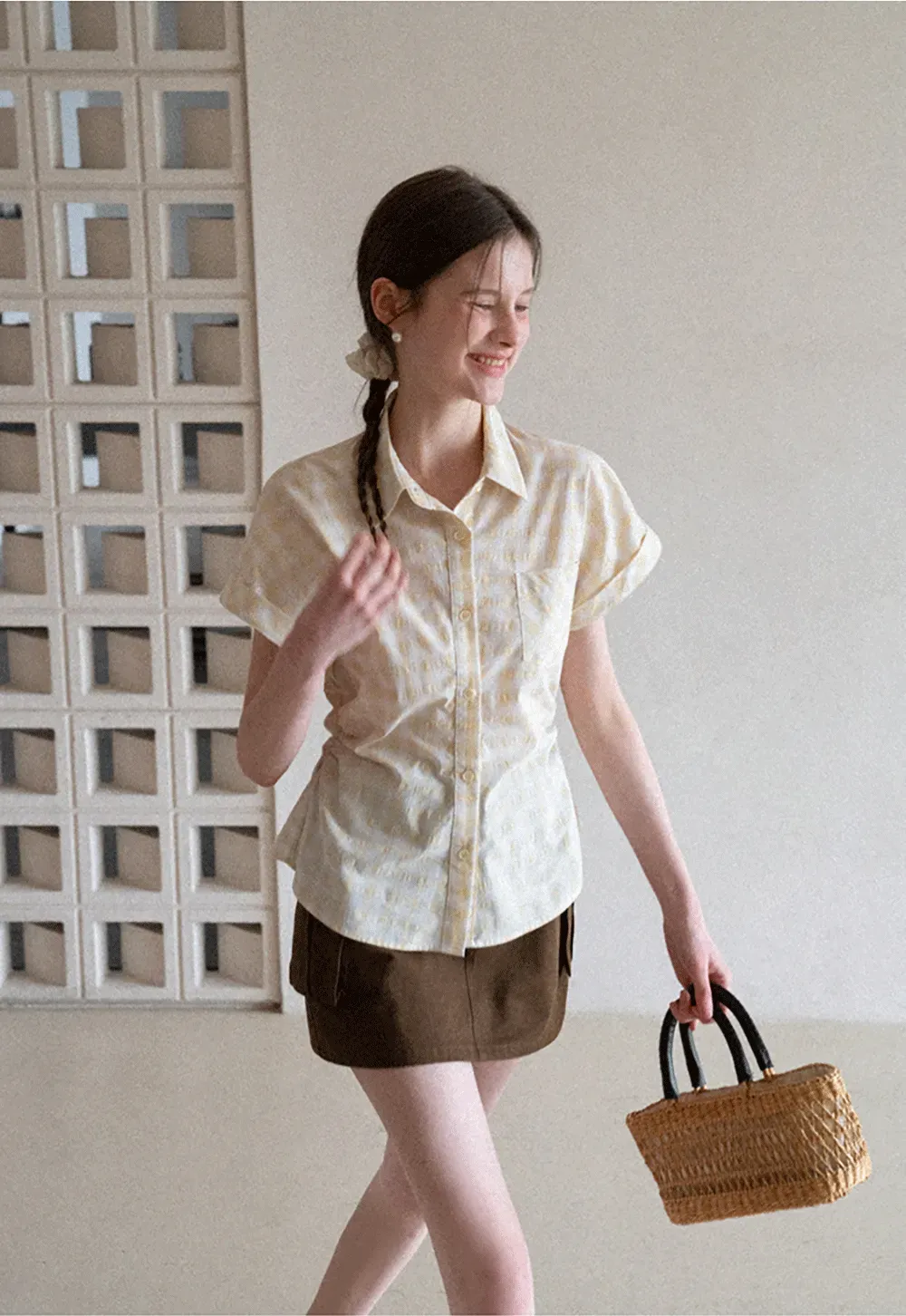 Short skirt with side pocket and structured waist