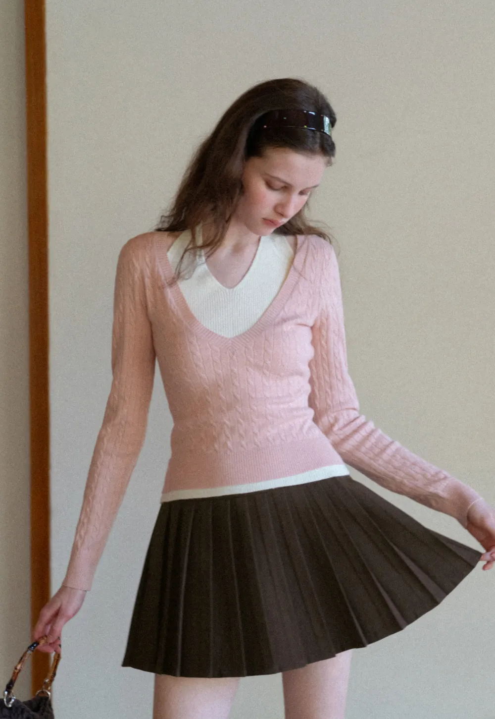 Pleated skirt with white waistband and ribbed texture