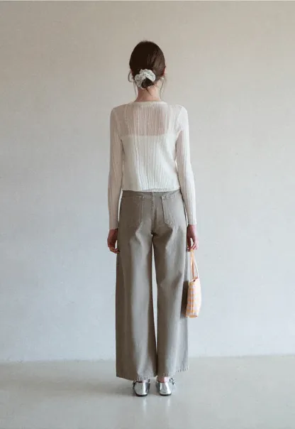 Ribbed knit sweater with V neckline and long sleeves