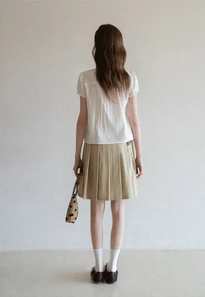 Short Sleeve Shirt with Collar and Button Front