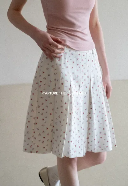 Pleated skirt with floral print