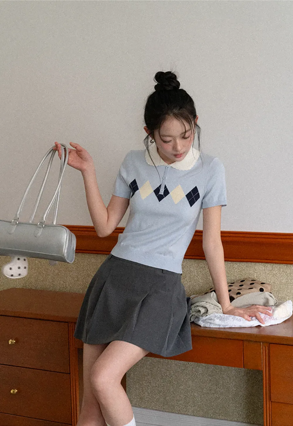 Knitted Short Sleeve Sweater with Collar and Diamond Pattern