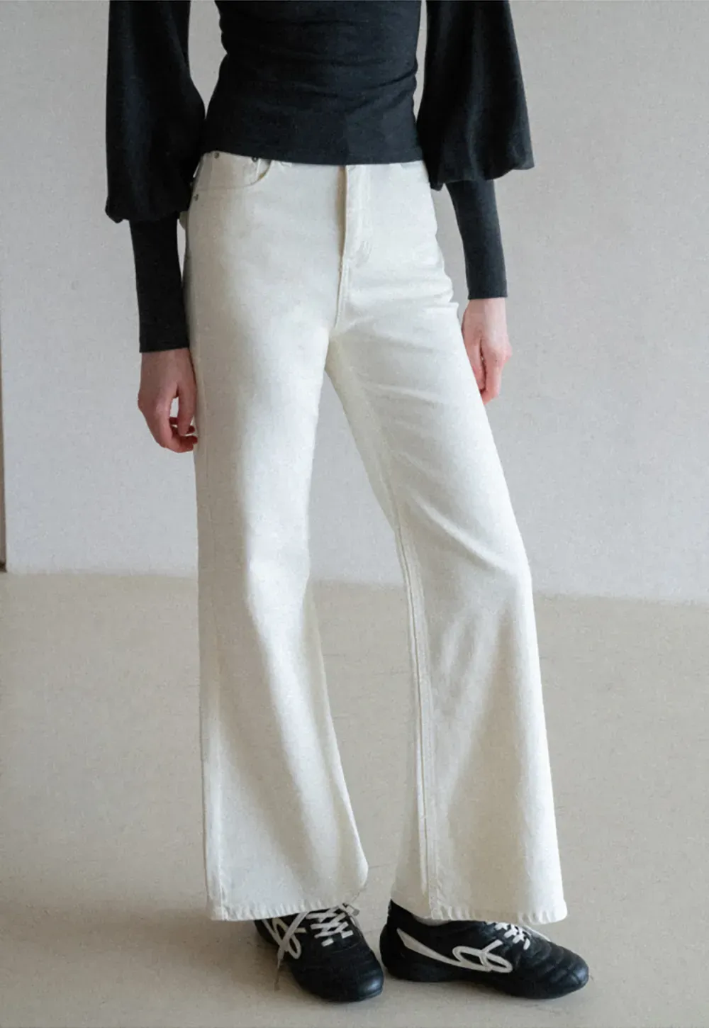 flared high waist jeans with back pocket design