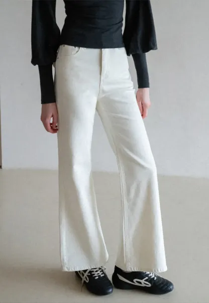 flared high waist jeans with back pocket design