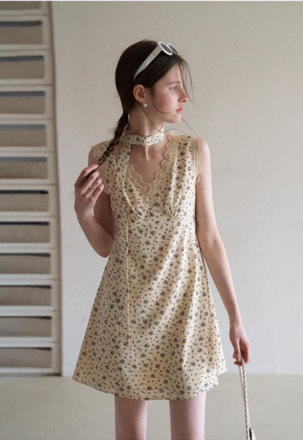 Floral Print Sleeveless Dress with Lace Trim and Choker Neckline