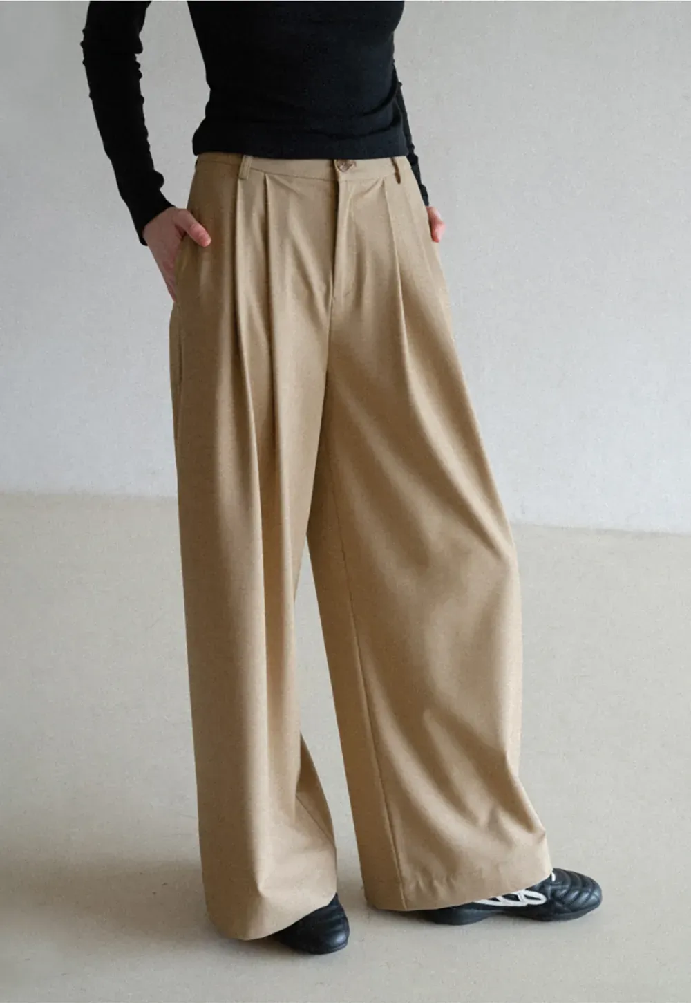 Wide leg pleated casual pants with front pockets