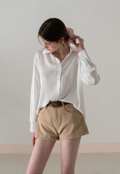 High waist denim shorts with belt loop and front pockets