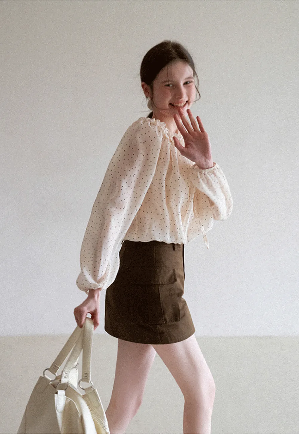 Short skirt with side pocket and structured waist