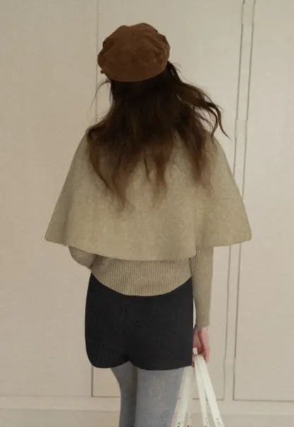 High waist tailored shorts with front pockets and zipper closure