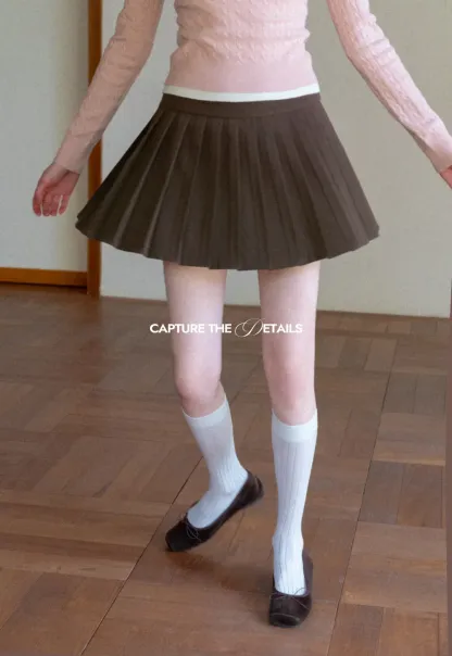 Pleated skirt with white waistband and ribbed texture