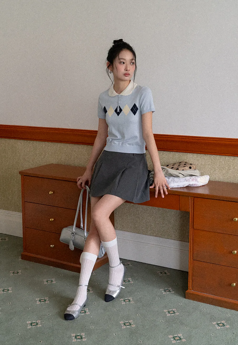 Knitted Short Sleeve Sweater with Collar and Diamond Pattern