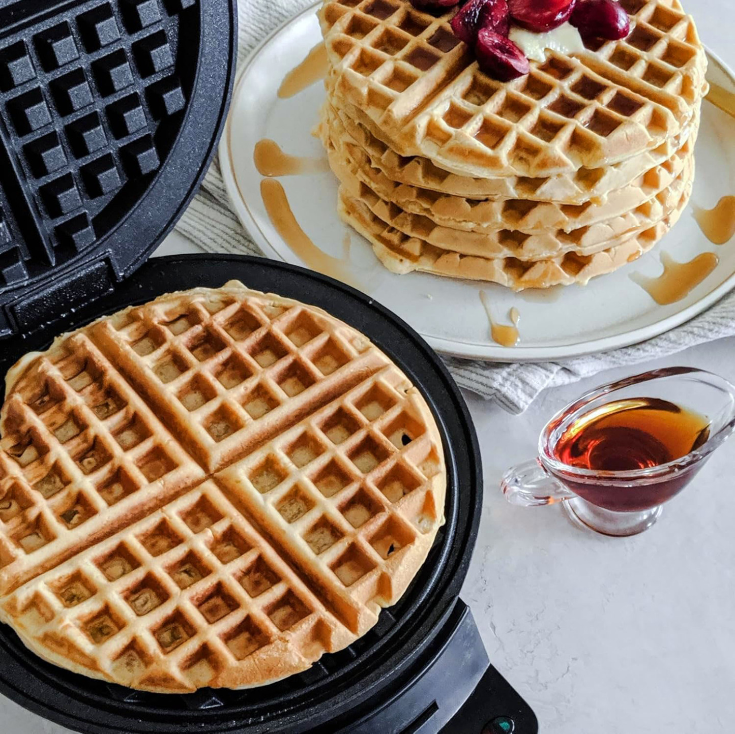 Round Classic Waffle Maker Fast heating non-stick plate Excellent waffle maker for home use 5-speed adjustable control Black