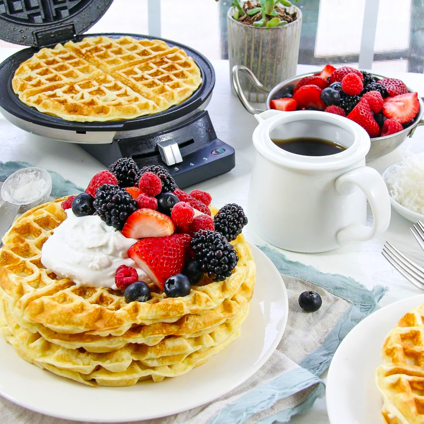 Round Classic Waffle Maker Fast heating non-stick plate Excellent waffle maker for home use 5-speed adjustable control Black
