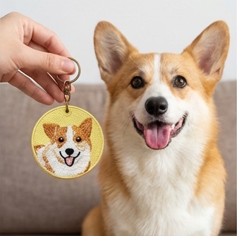 ✨ 定制刺绣宠物钥匙扣 | 刻爱宠名字+爪印吊饰 | 柔和色彩+银珠点缀 | 暖心独家礼物