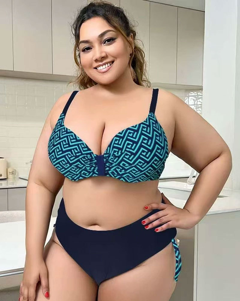 Vibecurve® Plus Size Solid Color Pleat Beach Bra And Floral Print Biki