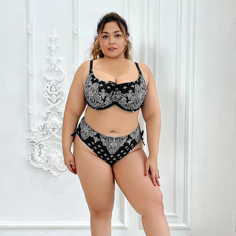 Vibecurve® Plus Size Solid Color Pleat Beach Bra And Floral Print Biki