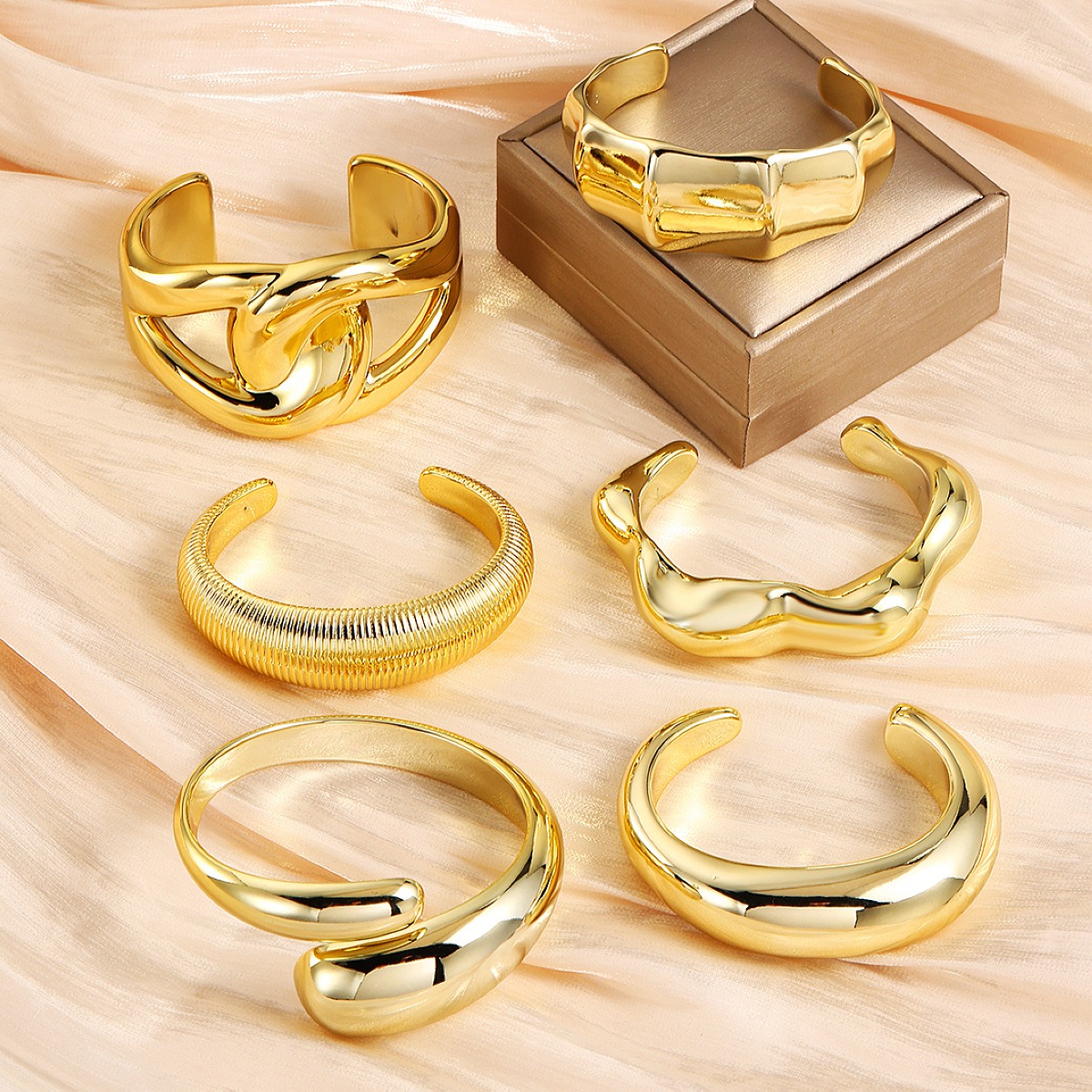 Vibecurve® Spring Cuff Geometric Bracelet