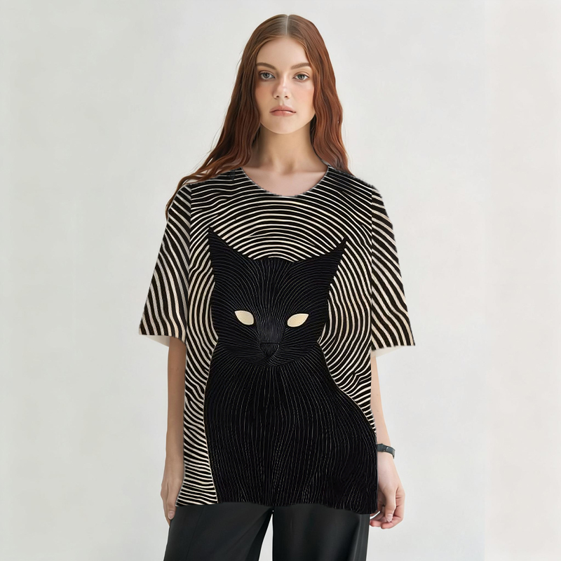 Tokyocanvas Mysterious Black Cat Graphic Print T-shirt