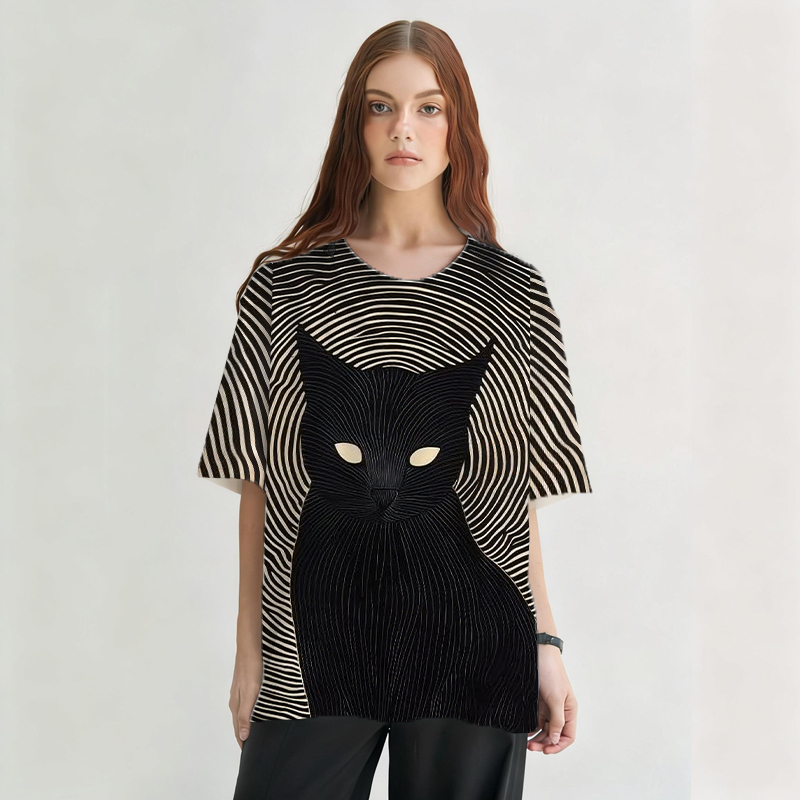 Tokyocanvas Mysterious Black Cat Graphic Print T-shirt