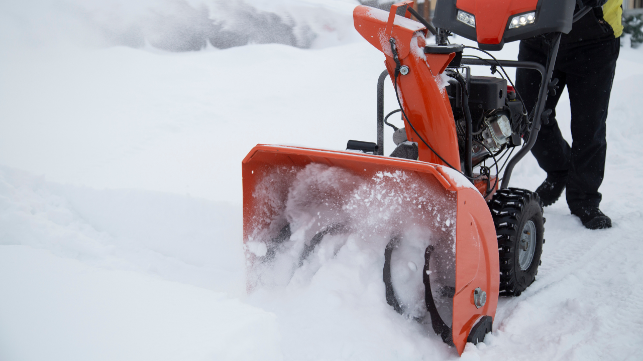 how blowing in heavy snow 