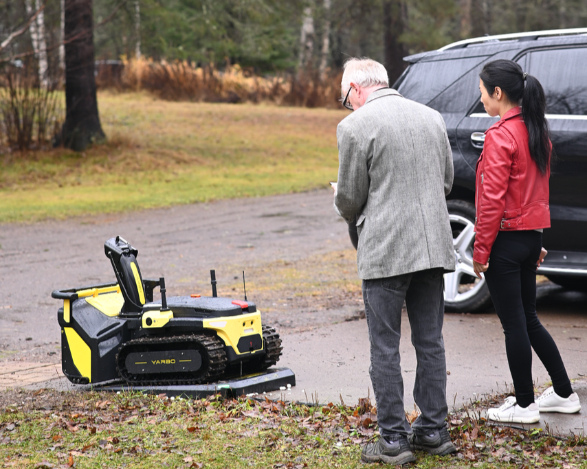 Scott Blais Showing Yarbo Self-Charging to His Friend