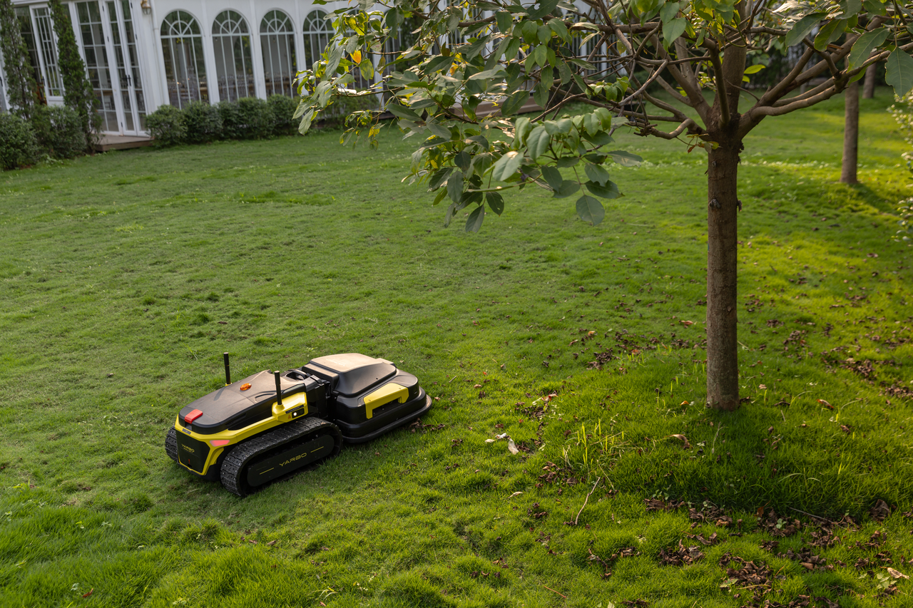 How Do Robot Lawn Mowers Work? Robot lawn mowers use advanced technology to mow grass automatically, saving time and effort. Most models rely on boundary wires to define their mowing area, using sensors and GPS to navigate efficiently while avoiding obstacles. They operate on rechargeable batteries and cut grass in small, frequent intervals to maintain a well-manicured lawn. However, newer models, like the Yarbo, eliminate the need for boundary wires by using high-precision RTK-GPS and AI-powered vision systems.