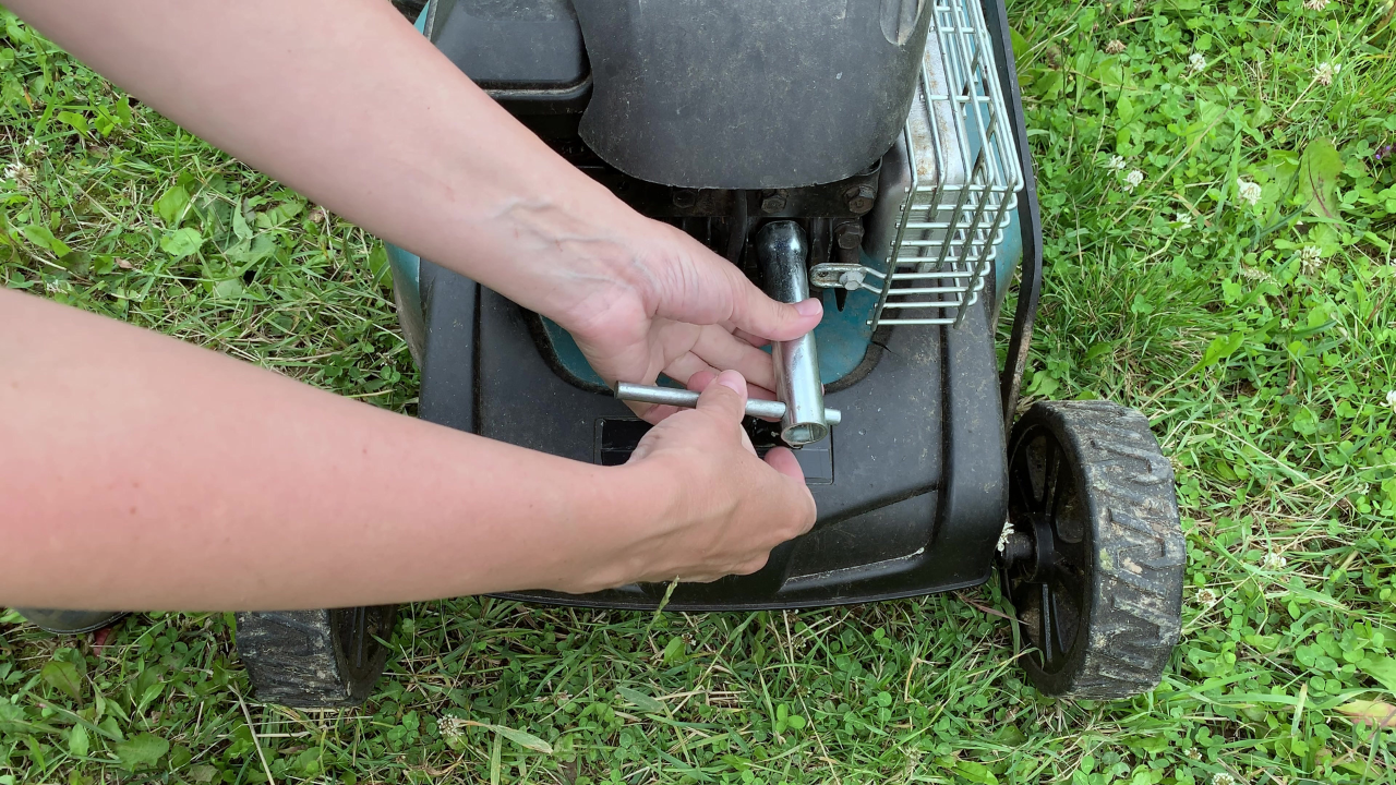 changing lawn mower spark plug