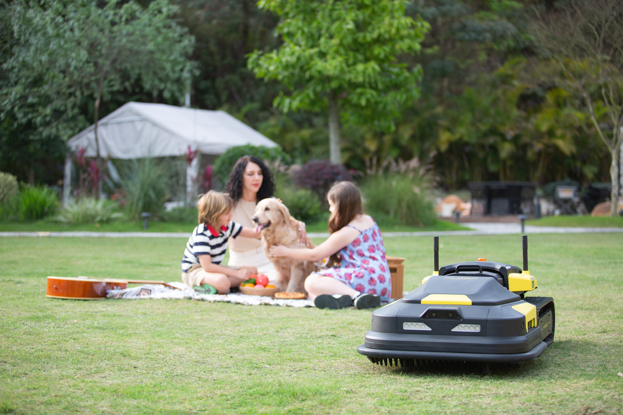 Family and pets friendly robot lawn mowers 