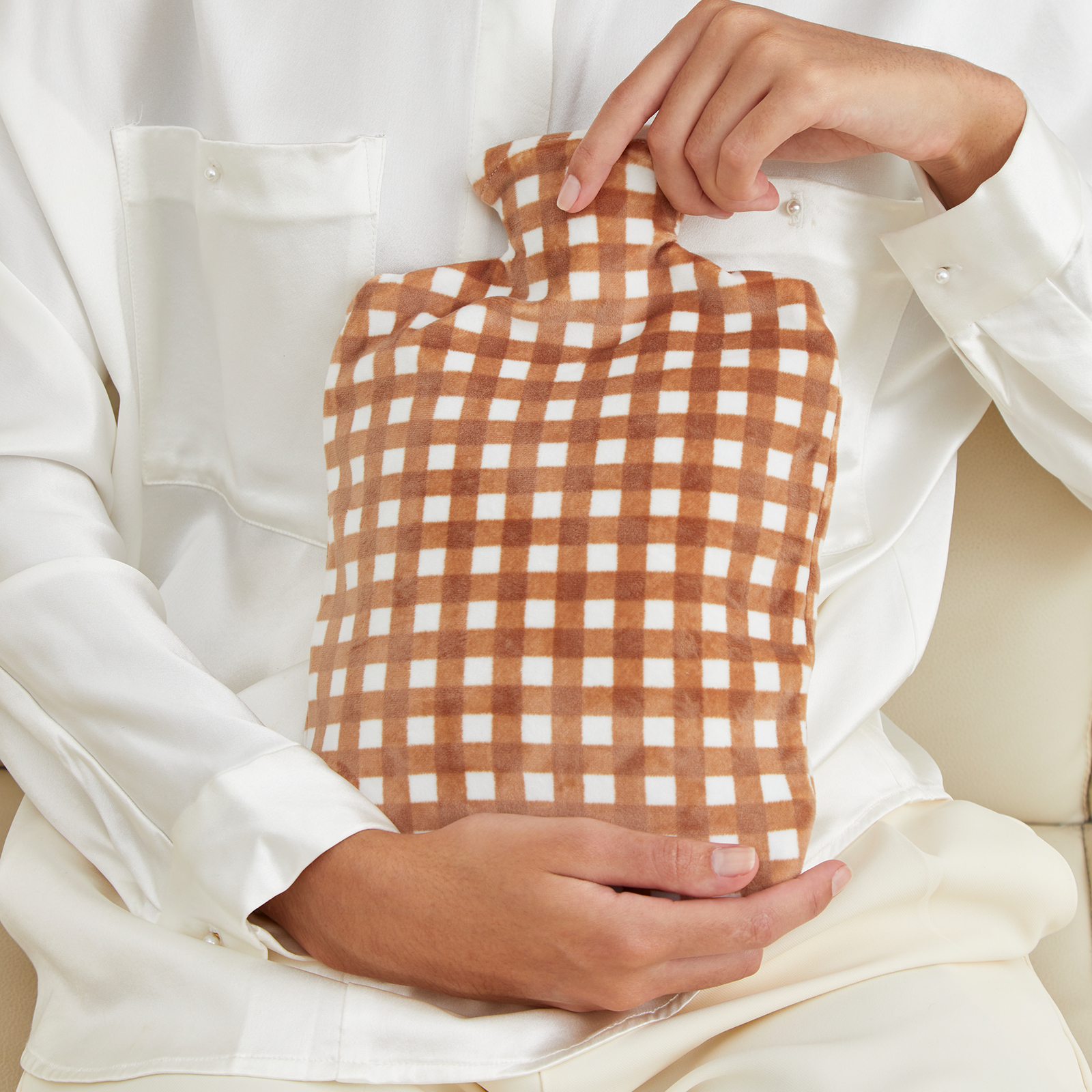 Hot Water Bottle with Cover, 2L Hot Water Bag for Hot and Cold Compress, Hand Feet Warmer, Ideal for Menstrual Cramps, Neck and Shoulder