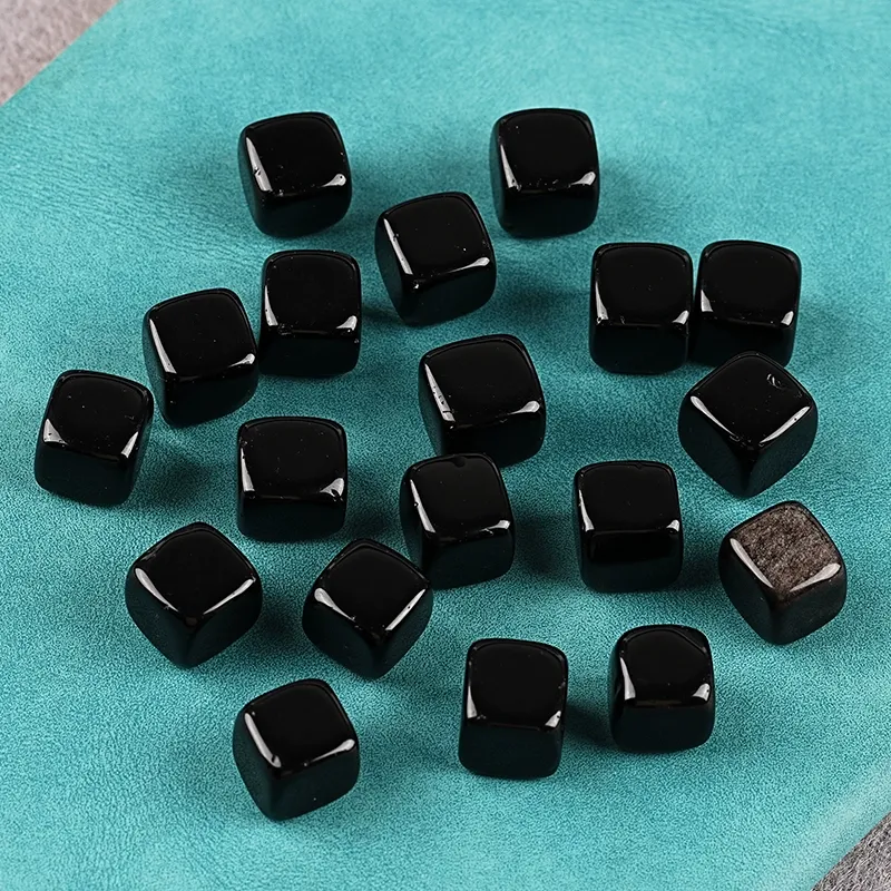 Dungeons & Dragons Crystal Gem Pyramid D6