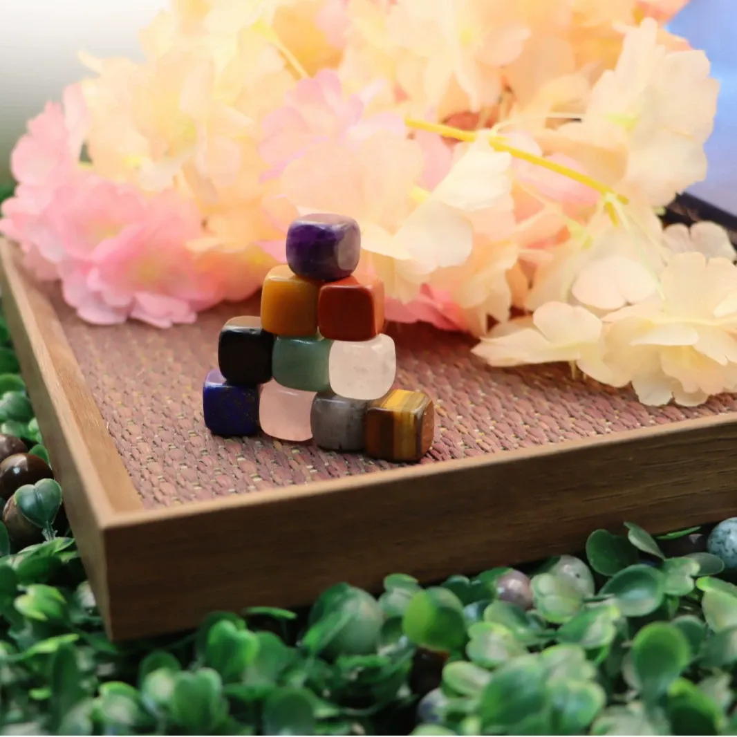 Dungeons & Dragons Crystal Gem Pyramid D6