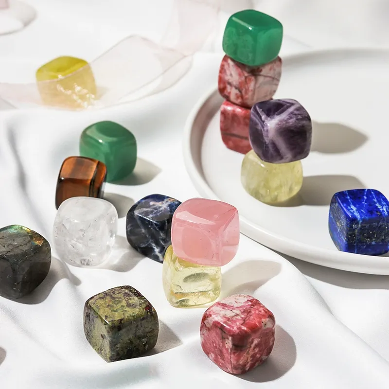 Dungeons & Dragons Crystal Gem Pyramid D6