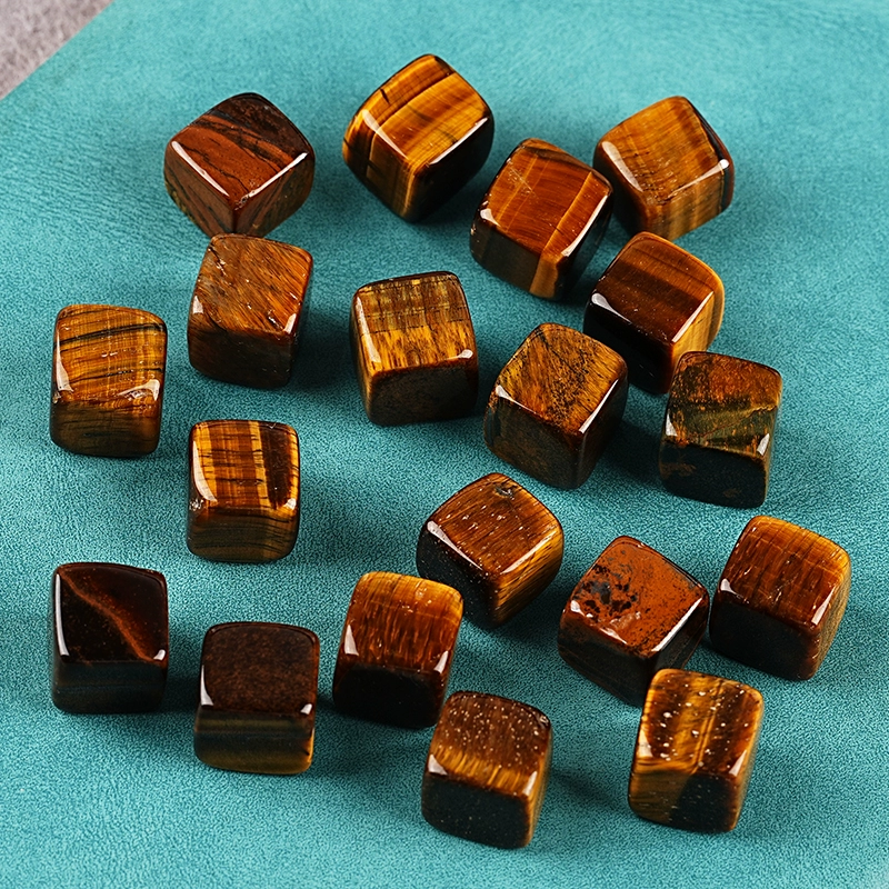 Dungeons & Dragons Crystal Gem Pyramid D6