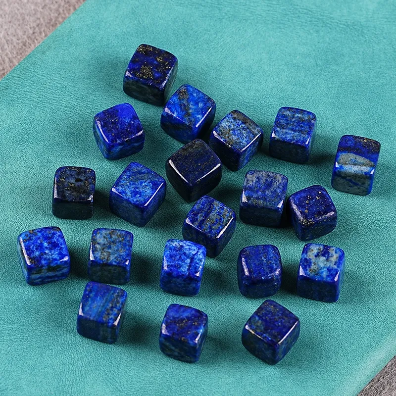 Dungeons & Dragons Crystal Gem Pyramid D6