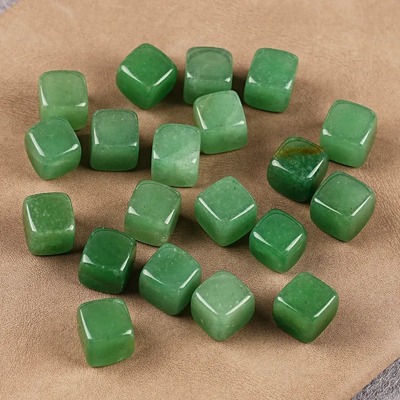 Dungeons & Dragons Crystal Gem Pyramid D6