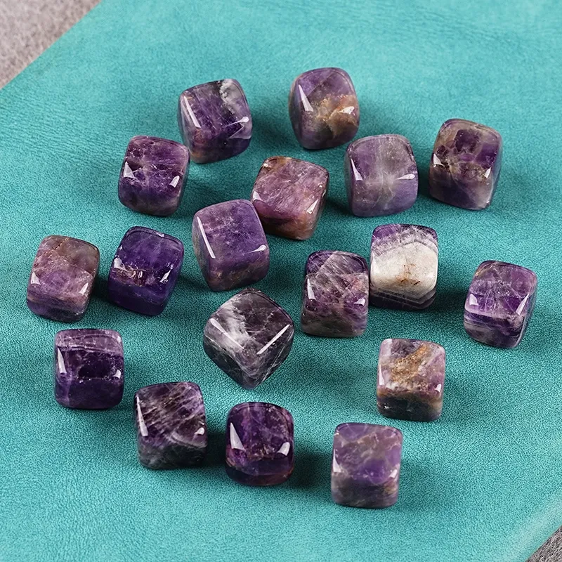 Dungeons & Dragons Crystal Gem Pyramid D6