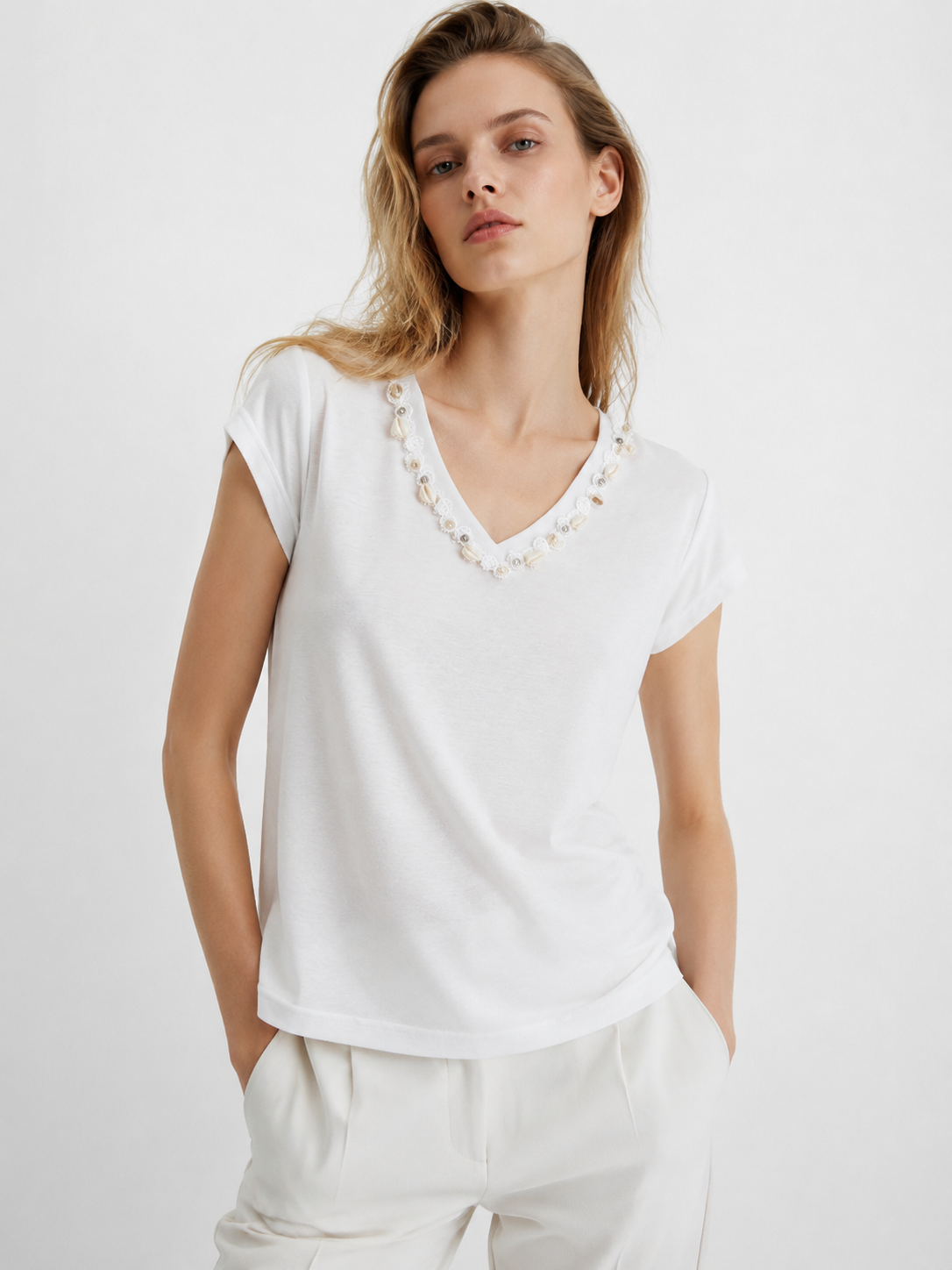 Romantic Lace and Shell Detail V-Neck T-shirt Casual Summer White Top M-42174